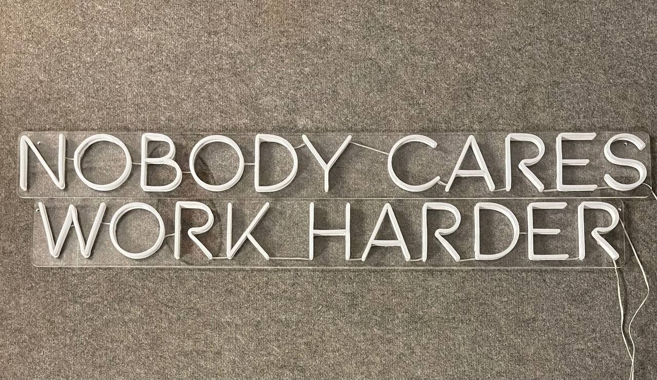 Glow Neon - Vente Enseignes néon - Panneau au néon Nobody Cares Work Harder, décoration murale durable3