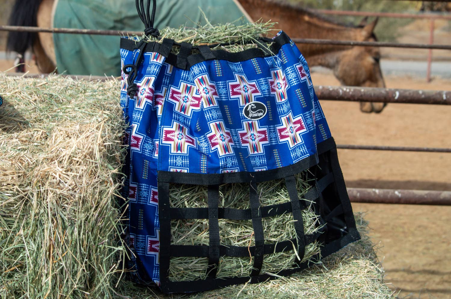 Schulz Equine - Vente Équipement d’équitation - Sac à foin Happy Trailer en nylon 600D résistant9