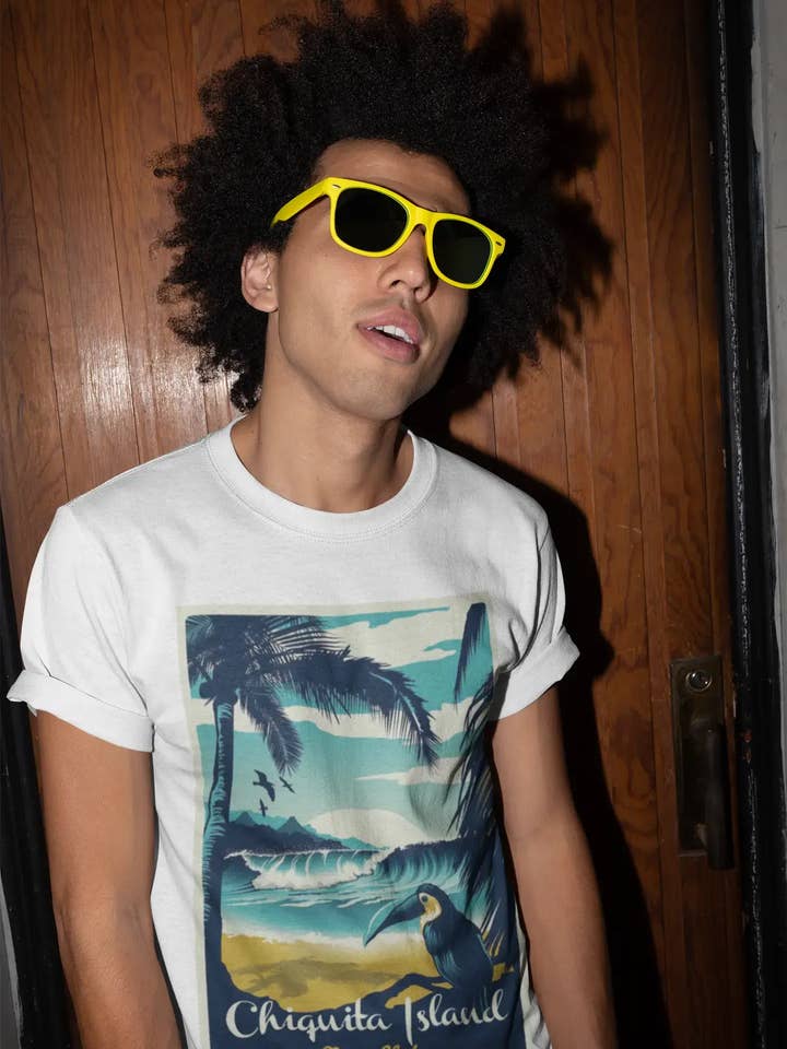 Weiss Chiquita Island, Pura Vida, Beach Name, Weiß, Kurzarm-T-Shirt mit Rundhalsausschnitt für Herren 00292 für den Großhandel auf Faire1