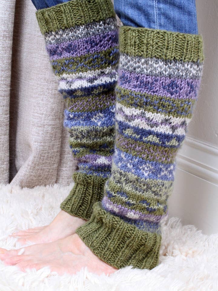 Klassiske Fair Isle uld håndlavede strikbenvarmere olivengrøn for engroshandel hos Pachamama Ltd