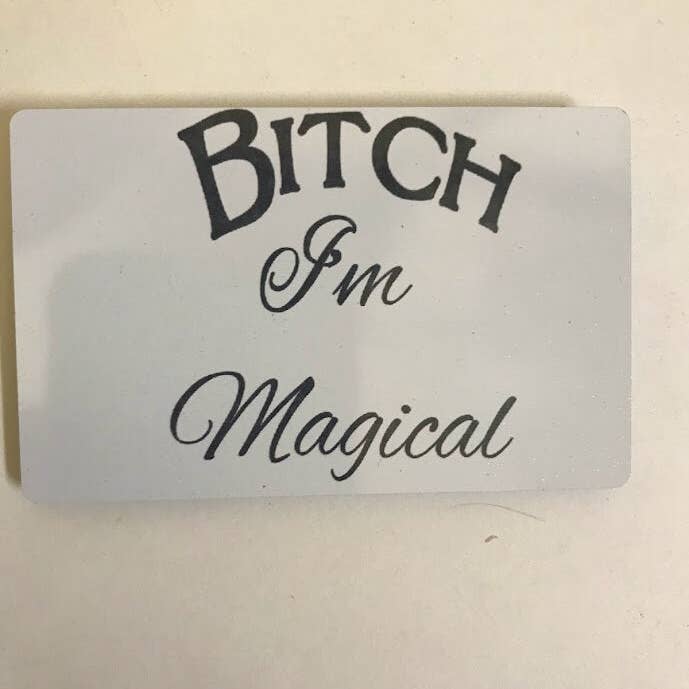 BITCH I'M MAGICAL Magneti in metallo formato biglietto per la vendita all'ingrosso da parte di Raven Design