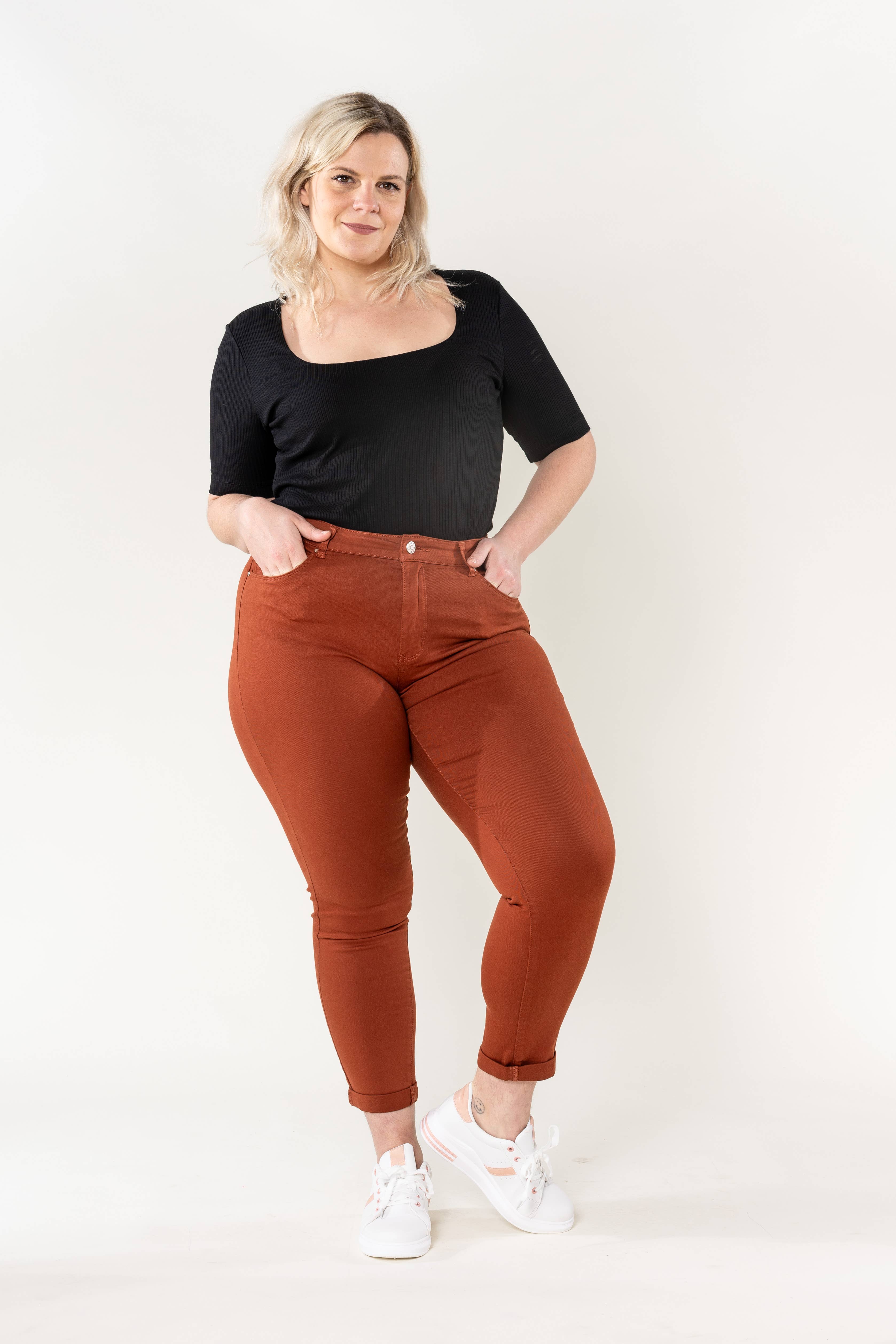 Nina Carter – Calças - Mulher por atacado – Tamanho Plus Curve Plus Tamanho Voltar ao Pescoço P19925