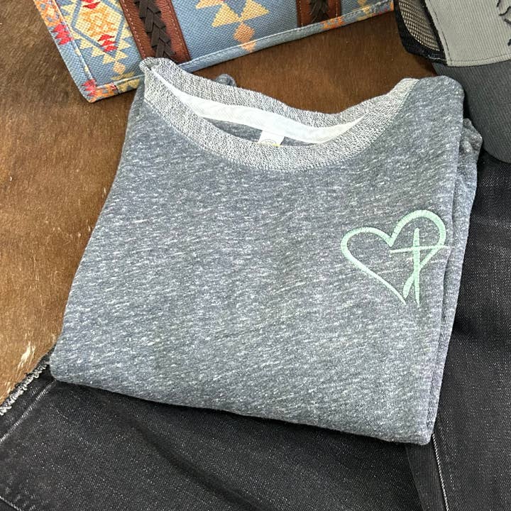 Pull brodé cœur croisé pour la vente par Diva Bling By Jenn