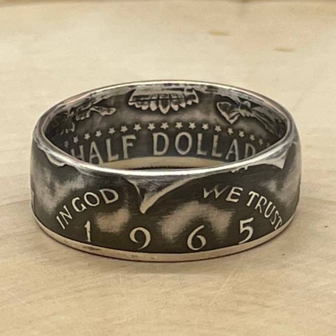 Anello con moneta da mezzo dollaro in argento JFK (anteriore) per la vendita all'ingrosso da parte di Mountainstruck Coin Rings and Jewelry