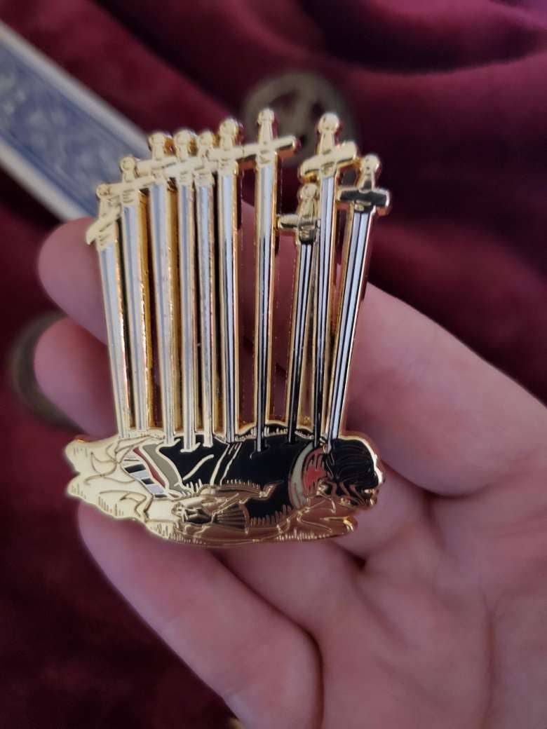 Joan of Art – Alfinete/botão de lapela por atacado – Dez de Espadas - Pin Esmalte2