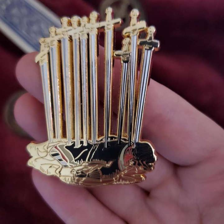 Joan of Art – Großhandel Anstecker/Button – Ten of Swords - Anstecknadel aus Emaille2