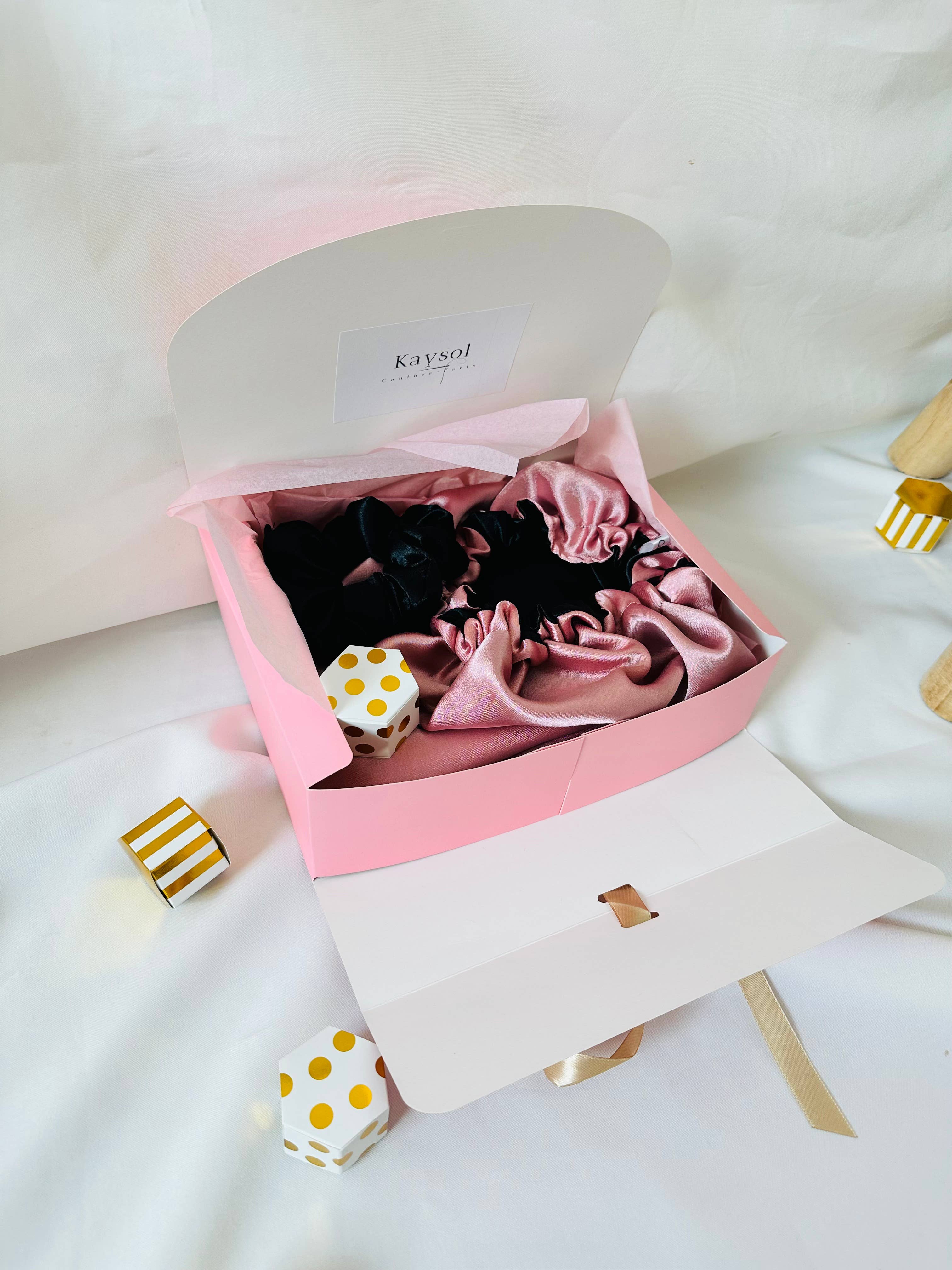 KaysolCouture® - Vendita all'ingrosso Federe/copricuscino - Set da scatola con federa, cappello e elastico in raso rosa nudo4