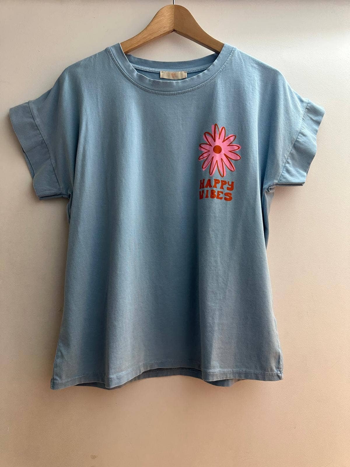 LORIANE – Engroshandel T-shirt med print - Dame – 8131SO t-shirt med HAPPY VIBES print, one size6