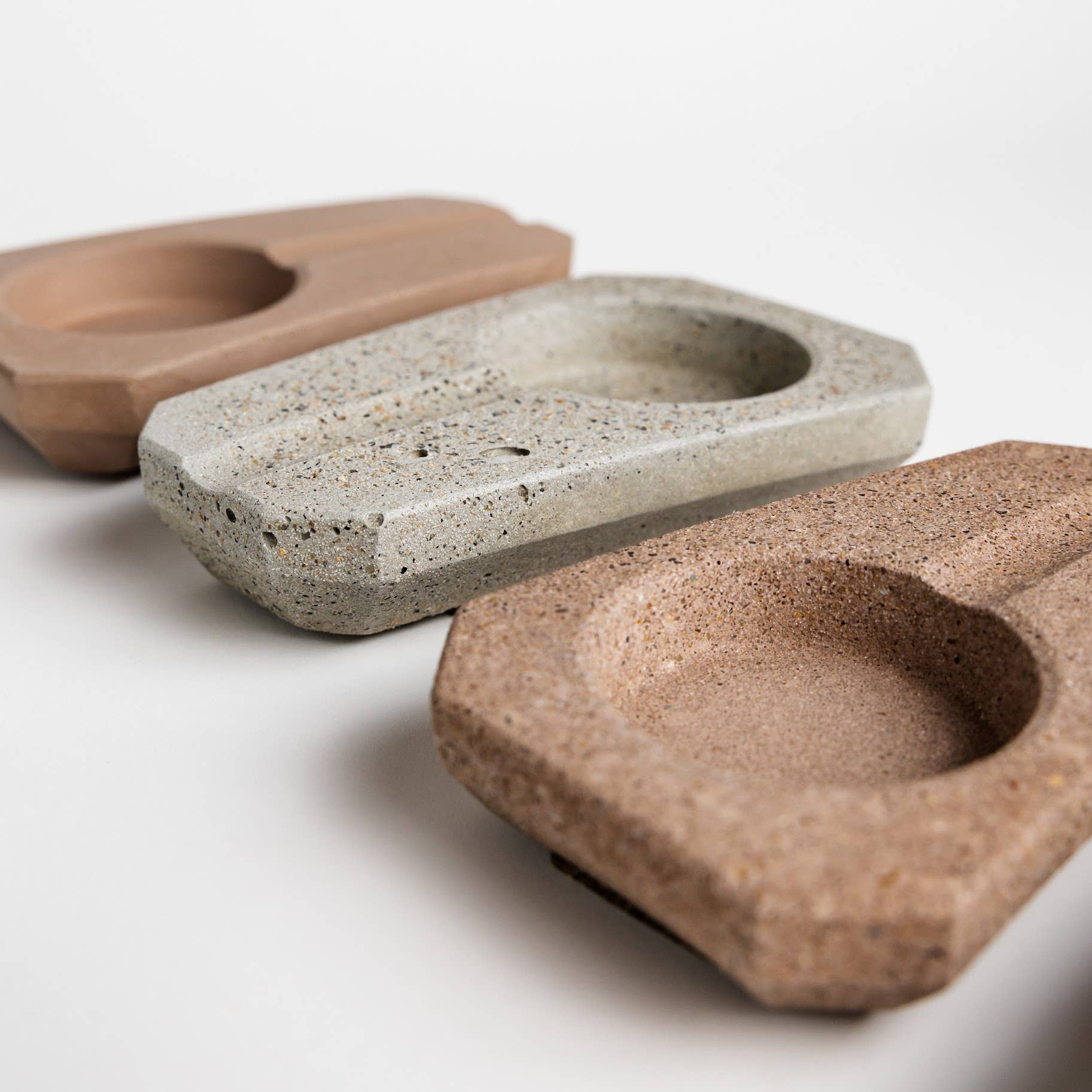 NATURAL BY HAGELSIEB – Großhandel Aschenbecher – Moderner Zigaretten-Aschenbecher aus Beton mit Palo Santo Halter3