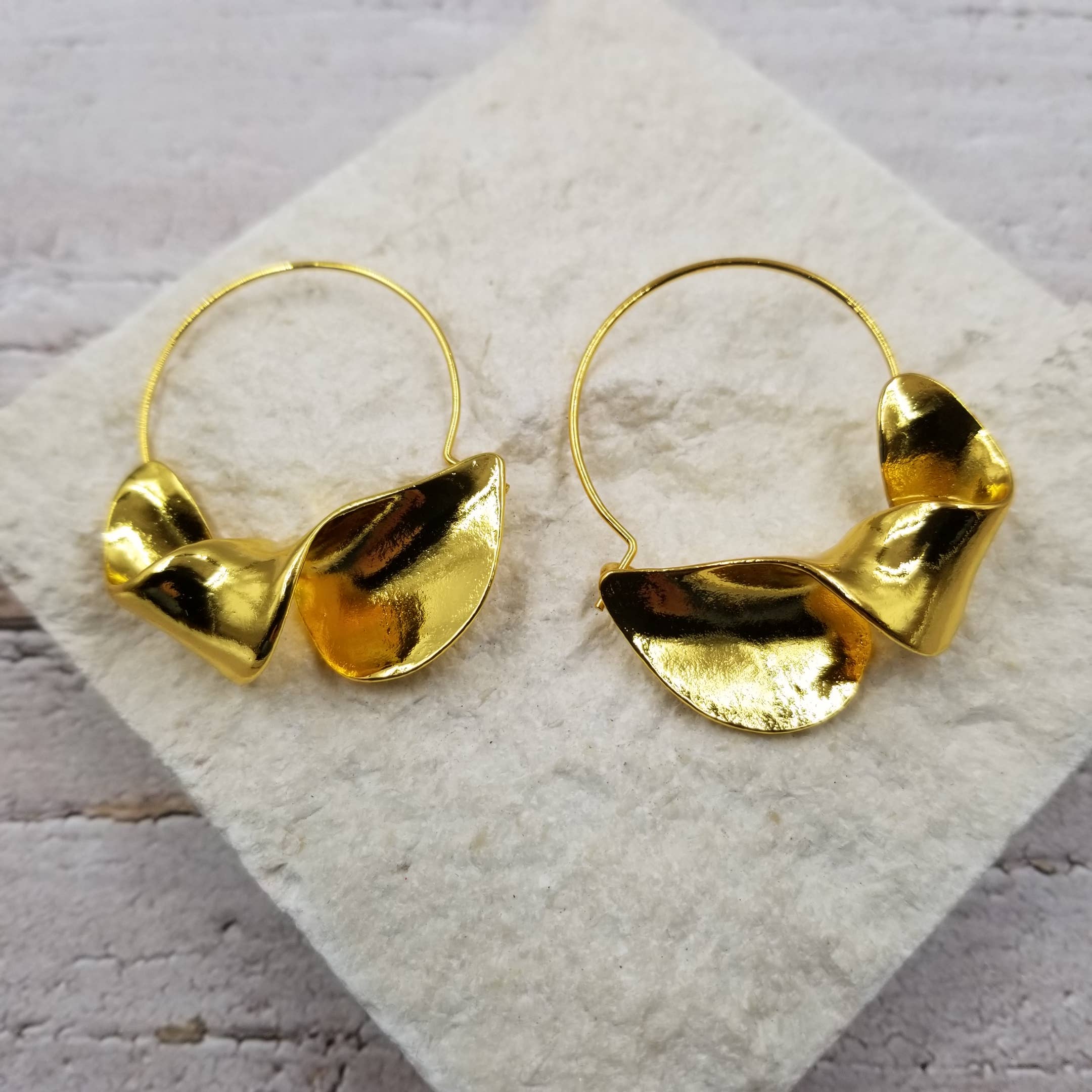 Treasure Wholesale – wholesale Hoop-örhängen – Retro geometriska vridna örhängen1