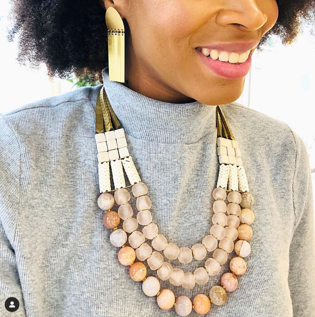 David Aubrey Jewelry – Großhandel Perlenkette – 21-Zoll Halskette mit drei Reihen aus Hämatit, Magnesit, Feuerachat, Glas und Messing2