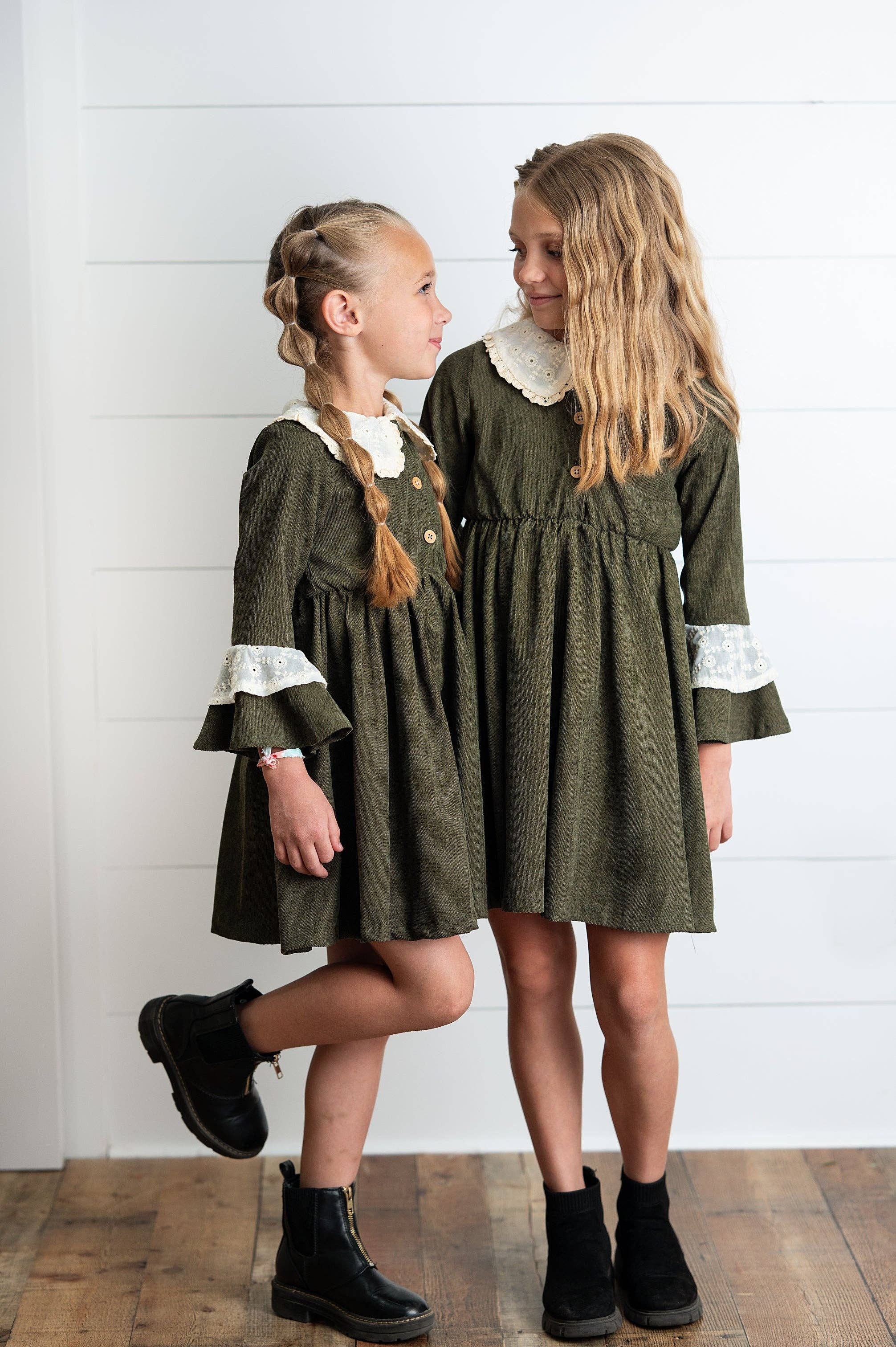 Wren & James - Vente Robe – enfant - Robe d'automne à manches évasées en velours côtelé vert olive et dentelle pour filles4
