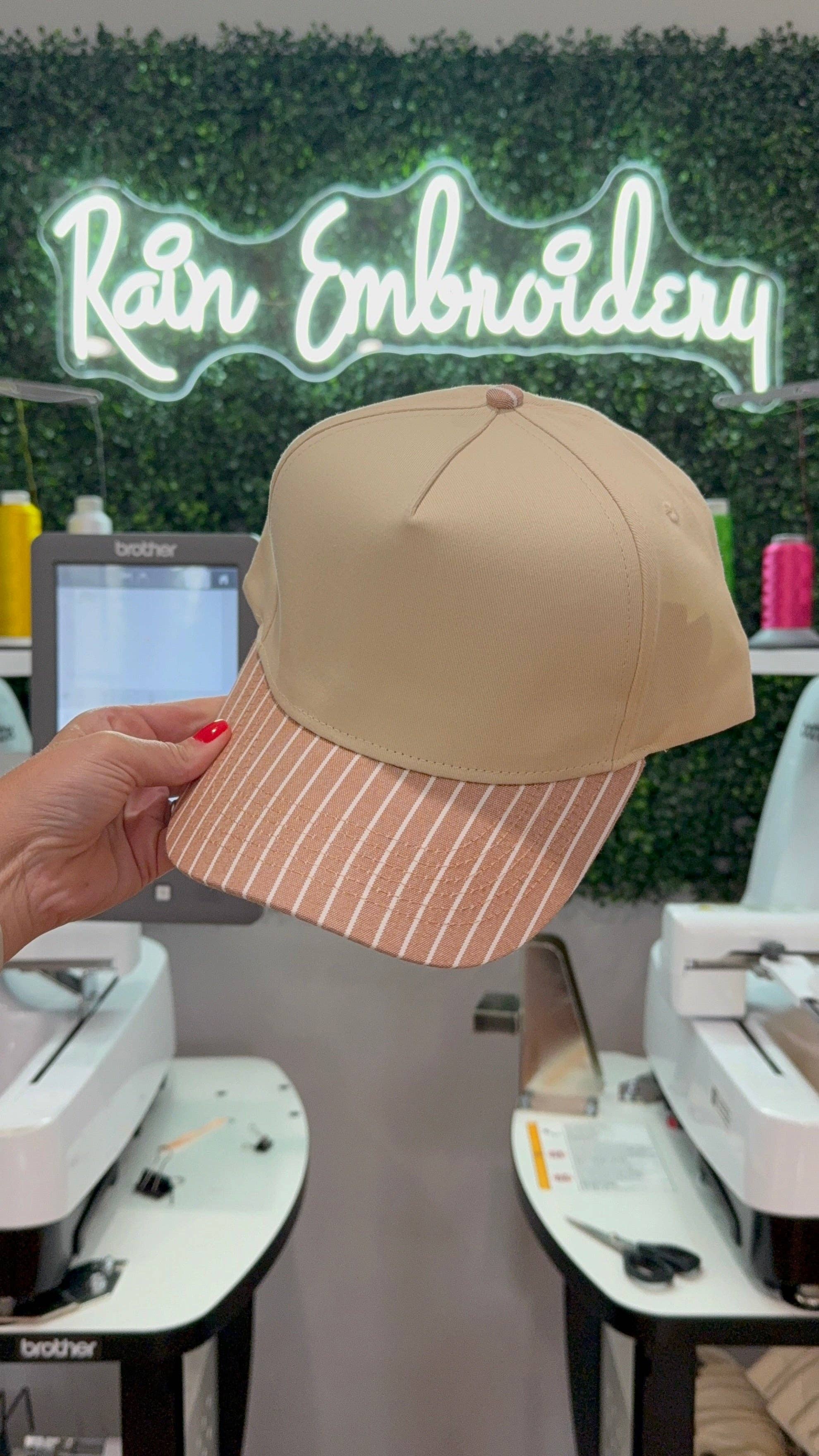 Rain Embroidery – Großhandel Trucker-Cap – Damen – Braun gestreifte Bill (leer) Trucker-Mütze4