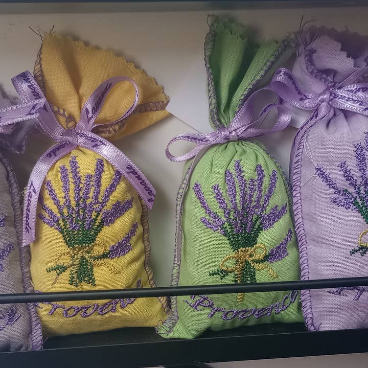 lavender sachet set of 4 from Provence for wholesale by les jardins de jaqueline