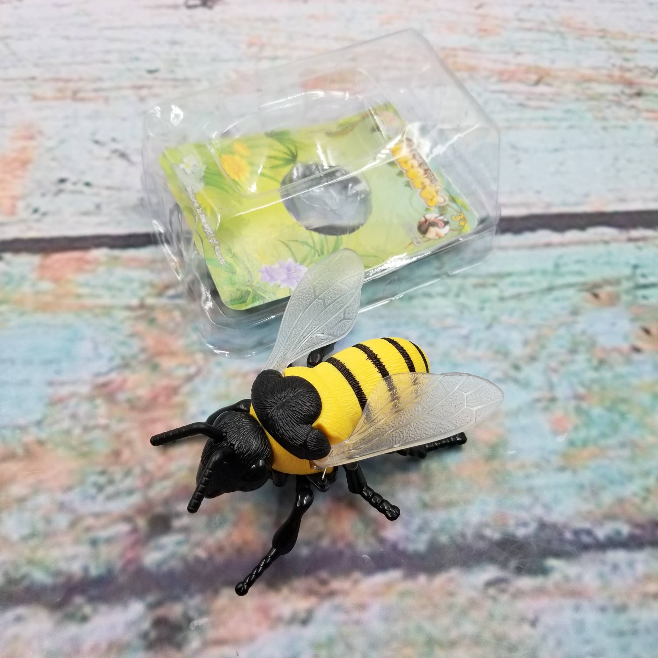 MIAS SHOP – wholesale Classic toy – Kids – Clockwork Chain Bee Insect Crawling Toy1