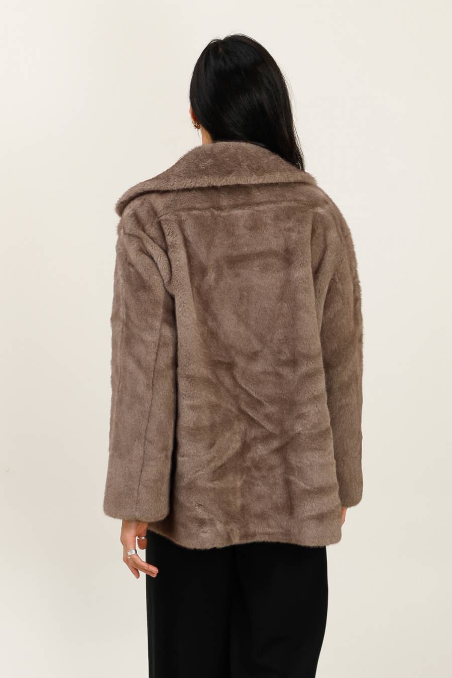 DIX-ONZE – wholesale Fur/faux fur coat – Women's – Soft Effect Fur Jacket – Chic & Versatility10