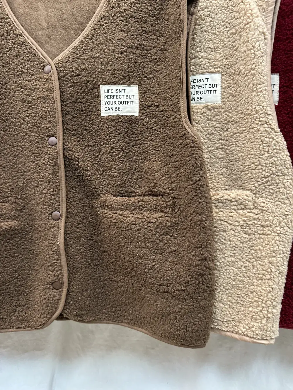 Mimi & Gogo – Großhandel Oberbekleidungsweste – Damen – Moumoute-Weste mit Abzeichen @3418_GiEcussonMoumoute24