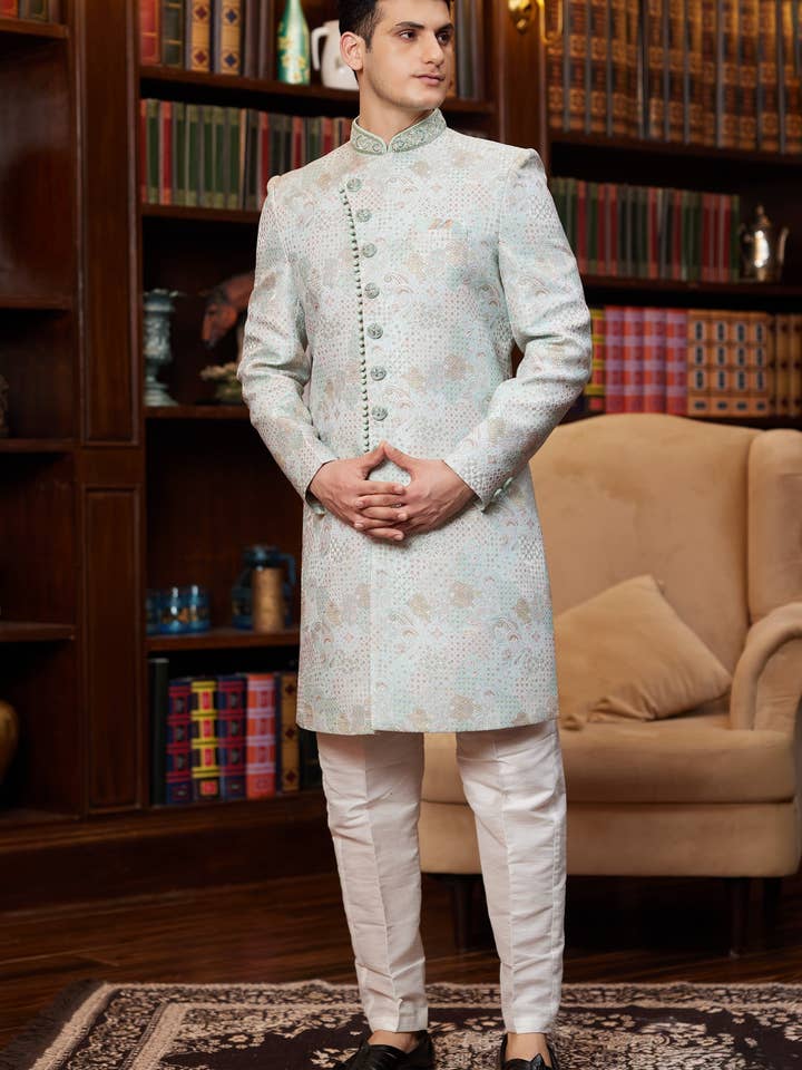 Silbergrüner Jacquard-Seiden-Indo-Western-Traditioneller Sherwani Langer Kurta & Anzughose für Herren für Hochzeit - Stickarbeit für den Großhandel von HATKE BRIDE