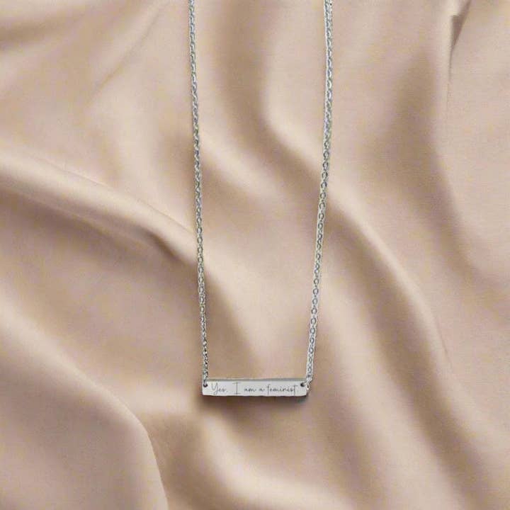 Oui, je suis féministe ! collier - Acier inoxydable pour la vente par Arthousefern