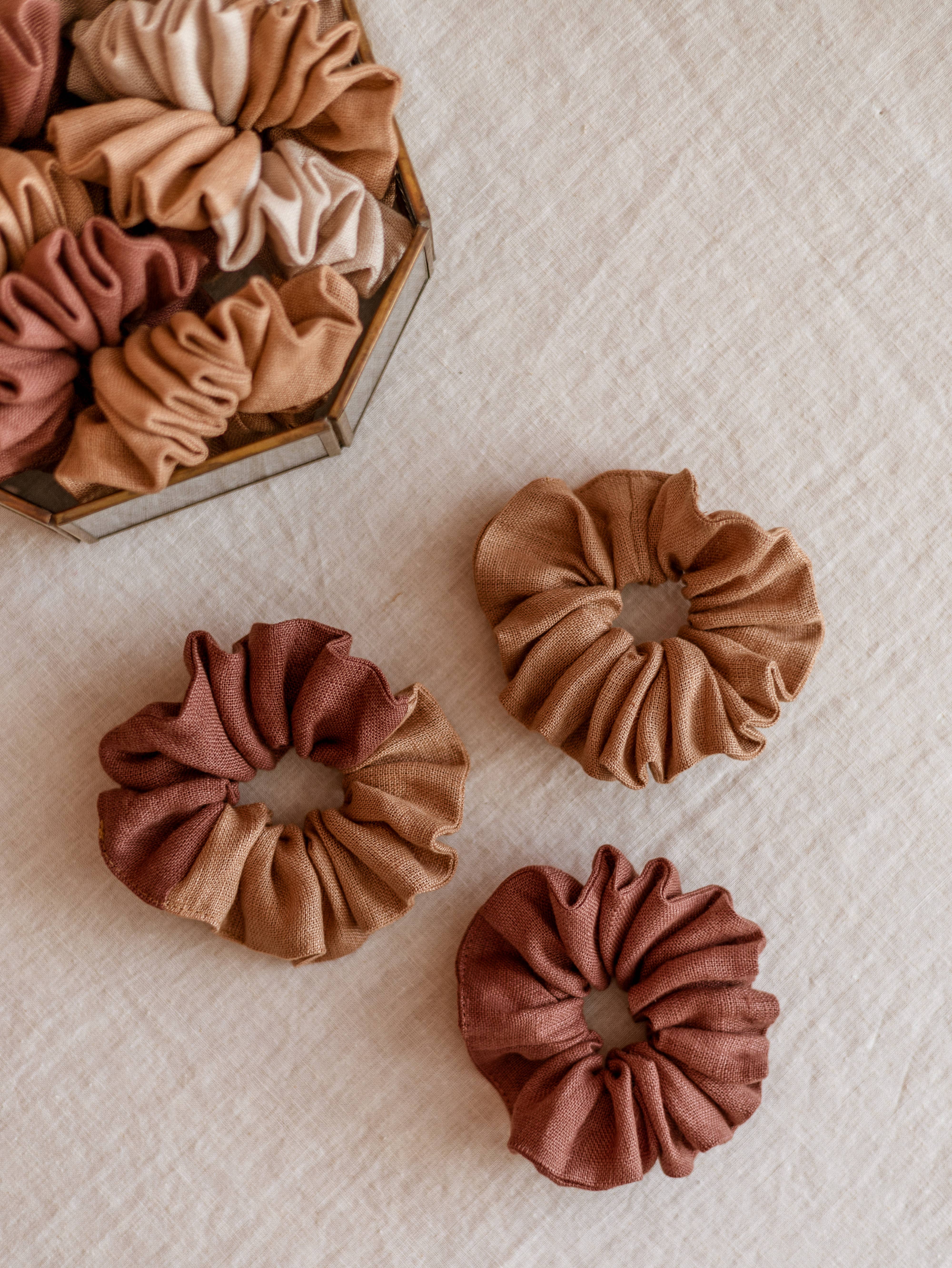 Evelina Apparel – Großhandel Haargummi – Damen – Breites Leinen-Haargummi/ Terrarossa-Maroon1