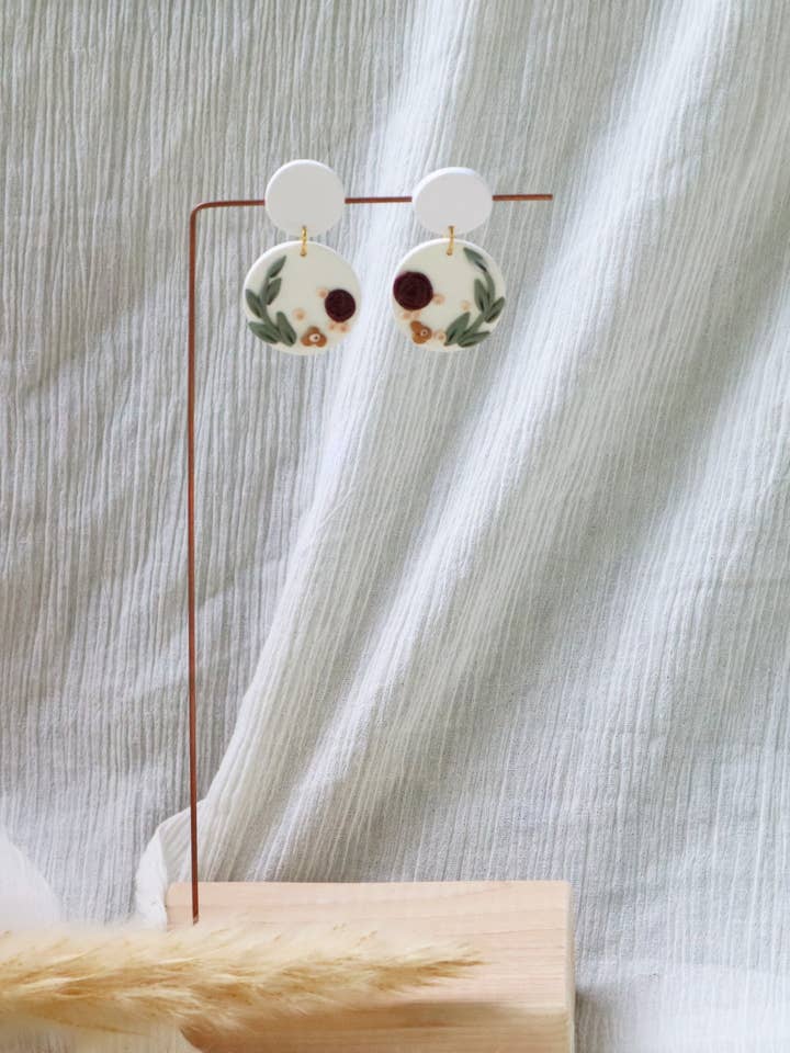 Ciondolo floreale bianco per la vendita all'ingrosso da parte di Brush & Clay co.