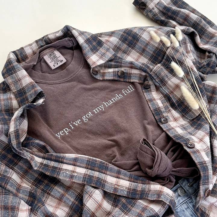 Japp, I've Got My Hands Fullbroderad T-shirt för wholesale av Merce and Company