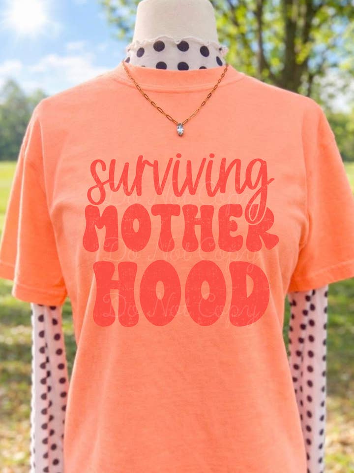 Maglietta Surviving Motherhood per la vendita all'ingrosso da parte di Downtown Darling Wholesale