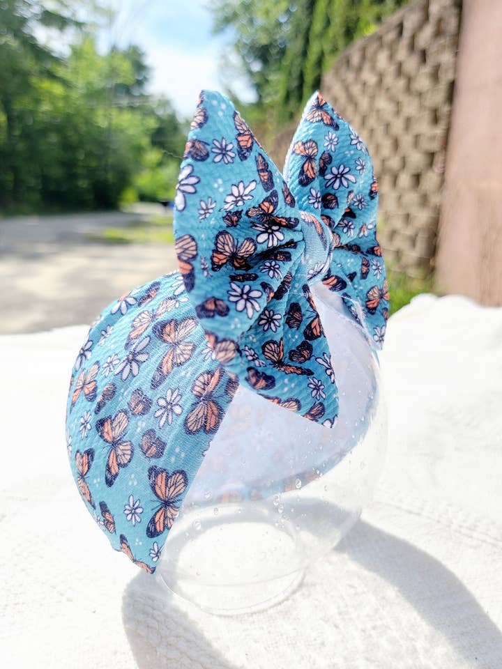 Noeud à cheveux bleu avec papillon pour la vente par East Coast Kids