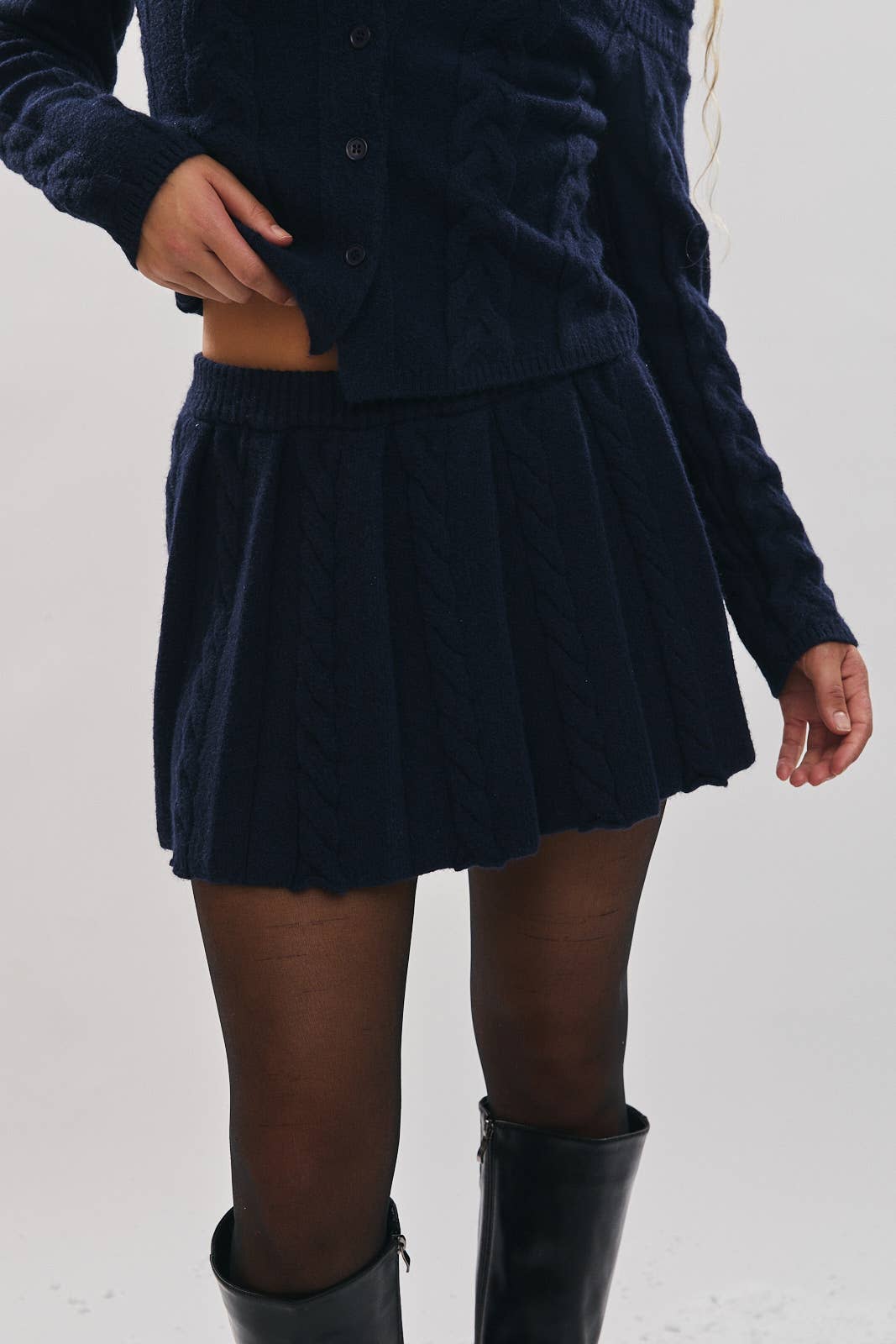 BLEU MARINE Haut en tricot à épaules dénudées Jupe en tricot en vente sur Faire8