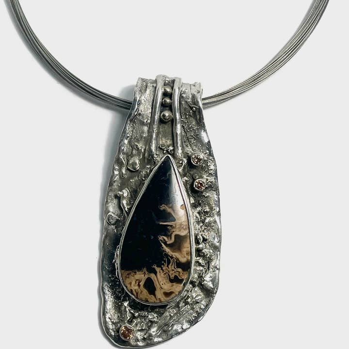 Pietra a forma di pera con 3 pietre brillanti incastonate a griffe. per la vendita all'ingrosso da parte di Tamara Kelly Designs