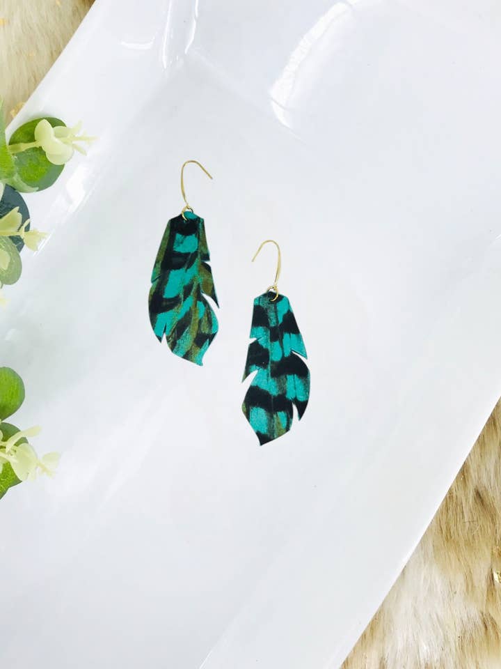 Fasan fjer på Aqua læder øreringe - E19-1774 for engroshandel hos Magnolia & Peach Jewelry Boutique, LLC