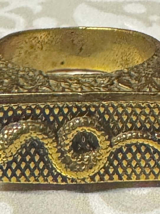 Bague Poison en Laiton avec Serpent pour la vente par The Curator