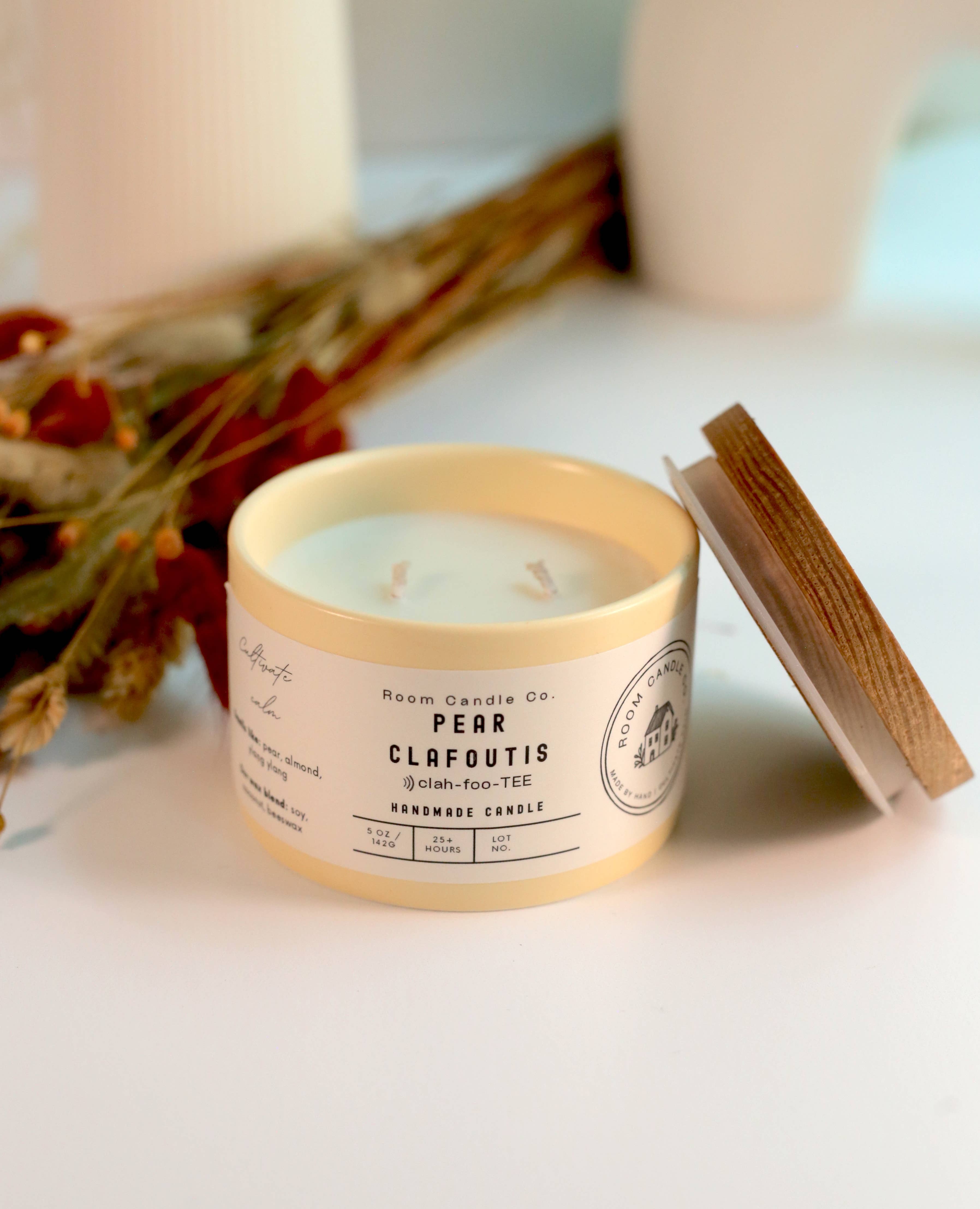 Room Candle Co. – Engroshandel Glaslys – Håndlavet Pære Clafoutis Lys: Pære, Mandel, Ylang Ylang1
