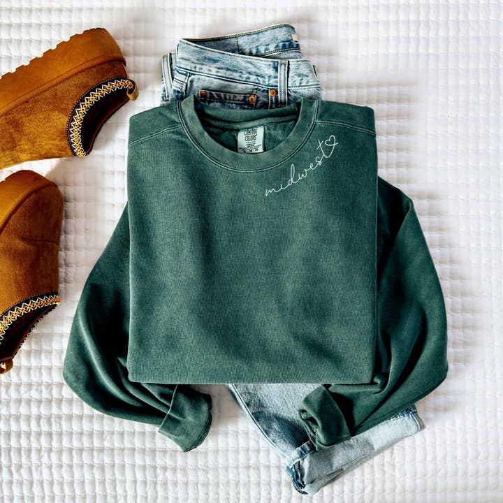 Midwest Script Broderad Sweatshirt. Blå Gran. för wholesale av Up North Boutique