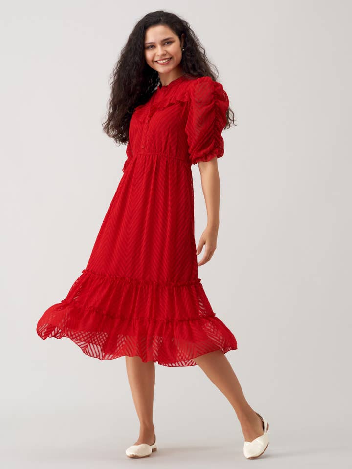 Robe à col haut Brasso Swiss Dot en mousseline de soie rouge pour la vente par STYLE INSTANT