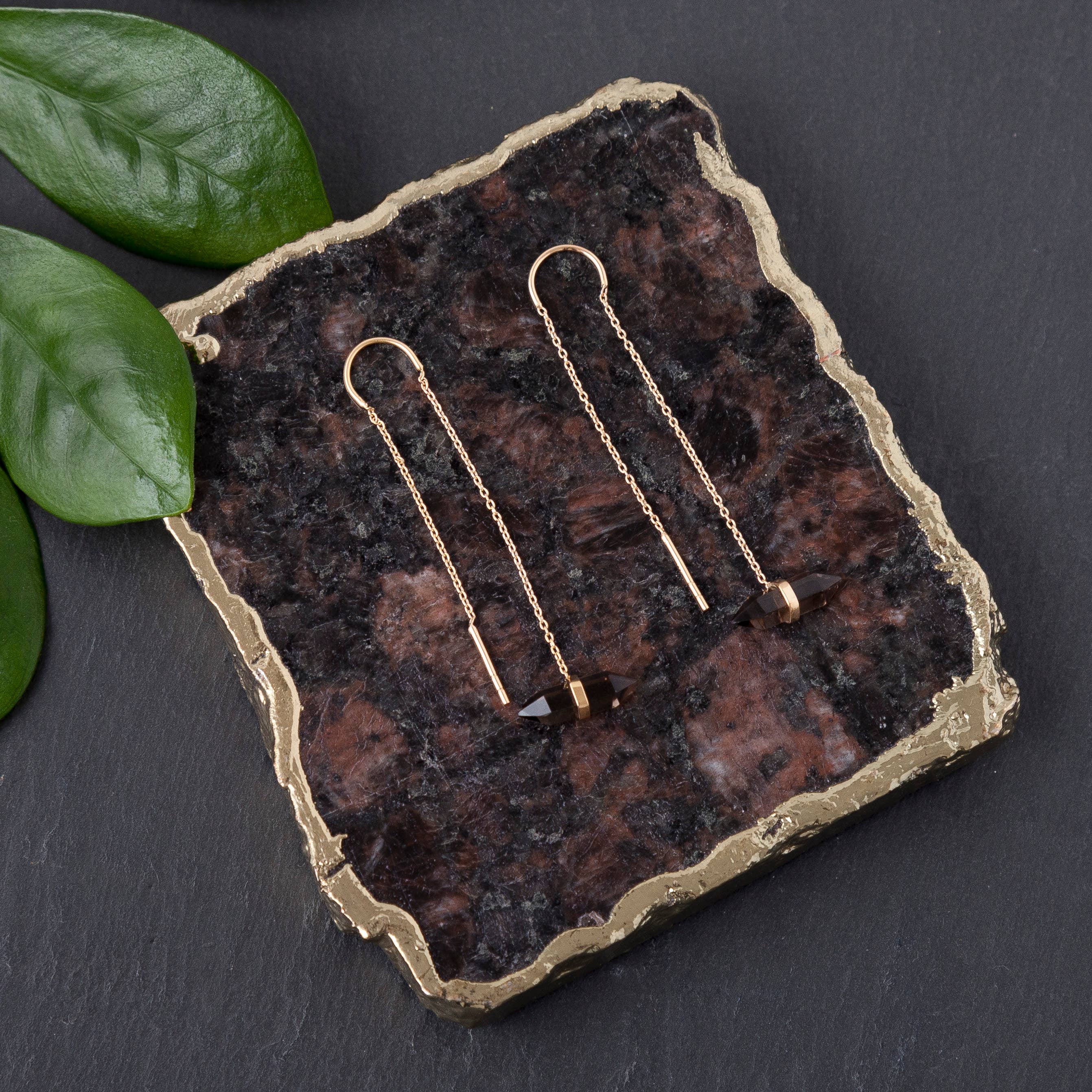 Baizaar – Großhandel Ohrhänger – Vergoldeter Ohrring mit durchgehender Kristallspitze3