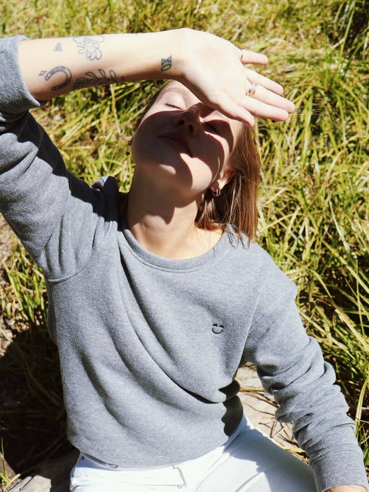 The Adult - Felpa Jackie con logo ricamato per la vendita all'ingrosso da parte di Miles and Milan