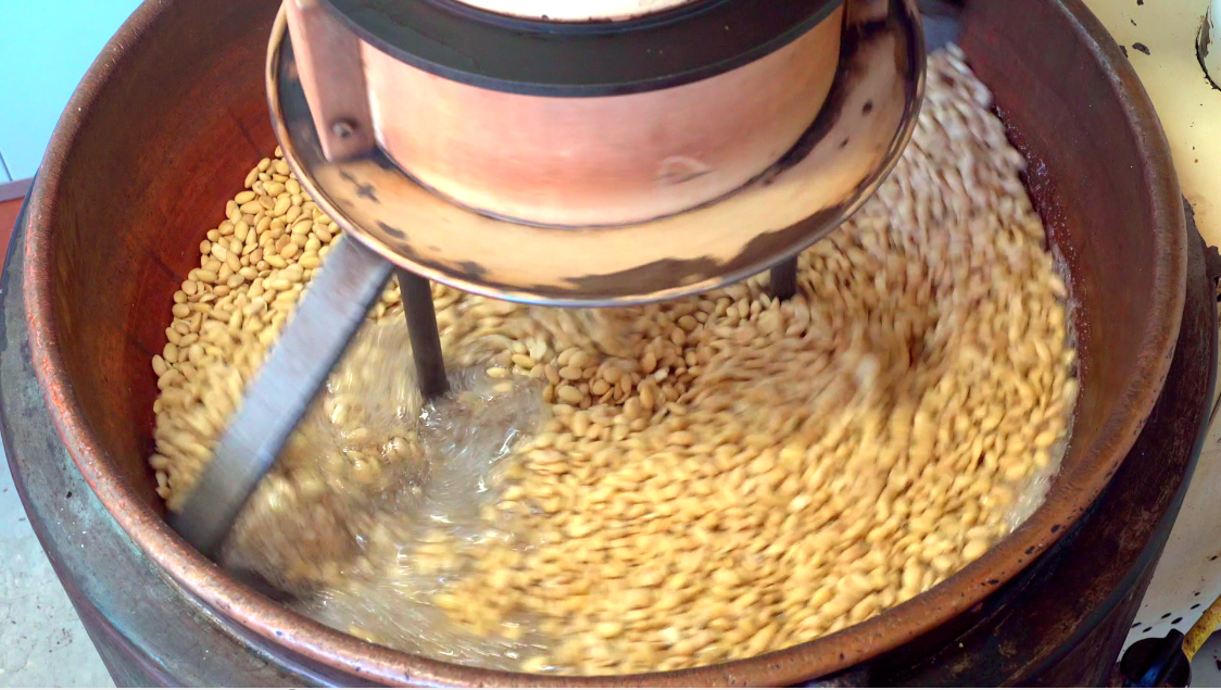 Royale Normande Chocolaterie - Wholesale Chocolate - PRALINE MILK CHOCOLATE - CARAMEL - BULK BOX - 1642