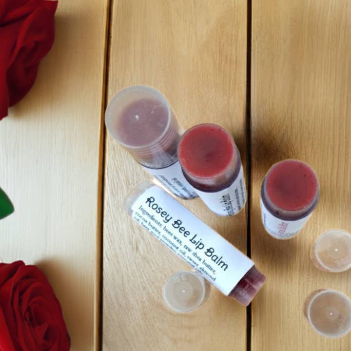Simple Life Mom - Vendita all'ingrosso Burro di cacao - ROSEY BEE BALSAMO LABBRA - balsamo labbra naturale, colorato di rosso con olio essenziale di menta piperita, idratante colorato per labbra rosse, tinta per labbra9