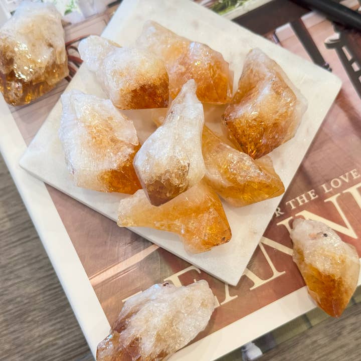 Points de cristal de citrine brute naturelle x 10 pièces pour la vente par Yellow Tree Company