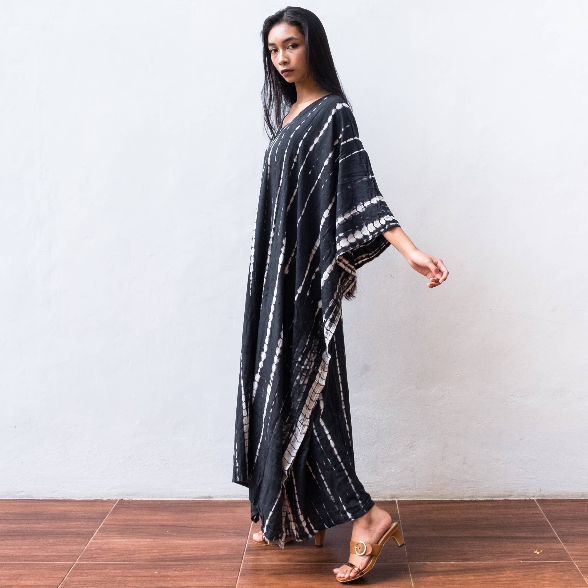 Bali Harvest – Großhandel Kaftan – Damen – Batik-Kaftan-Kleid (Schwarz Silber) – Sun Beach Resort Mode1
