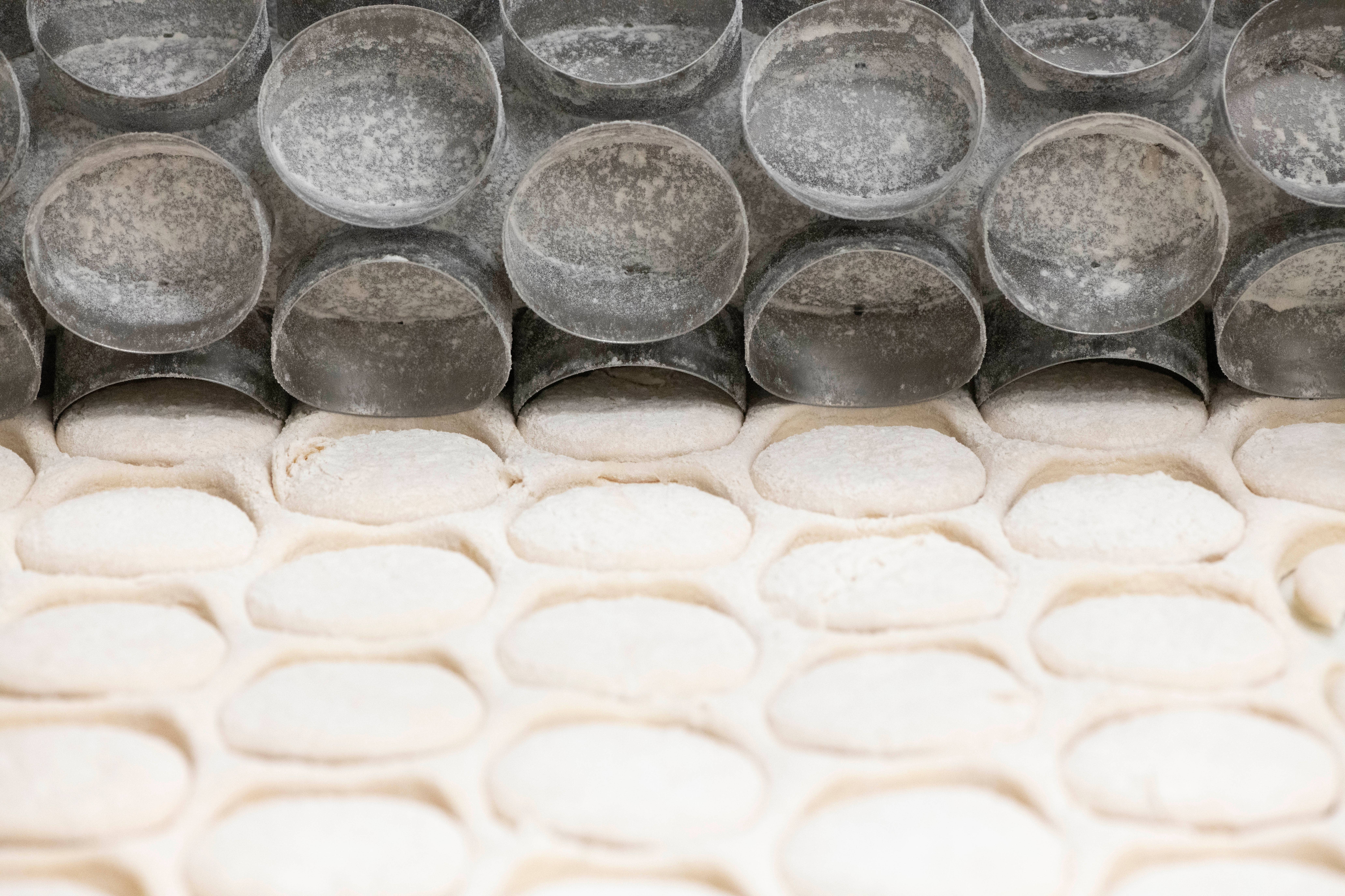 Beneva Mayweather Foods - Wholesale Bread/Tortilla - Beneva Mayweather's Homemade Gourmet Yeast Rolls1