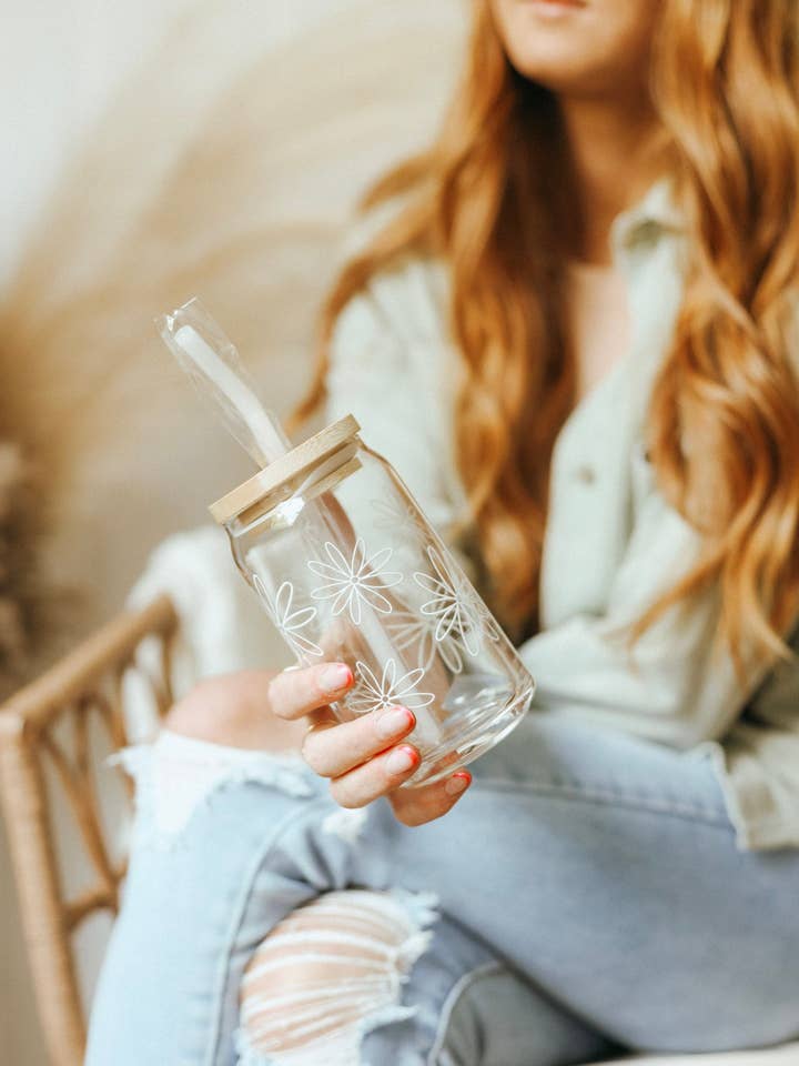 Glasdose mit Gänseblümchenmotiv 16 oz für den Großhandel von Ivory Bloom Boutique