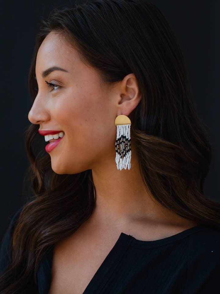 Vit, svart & Taupe pärlstav örhängen för wholesale av Panache Apparel Co.