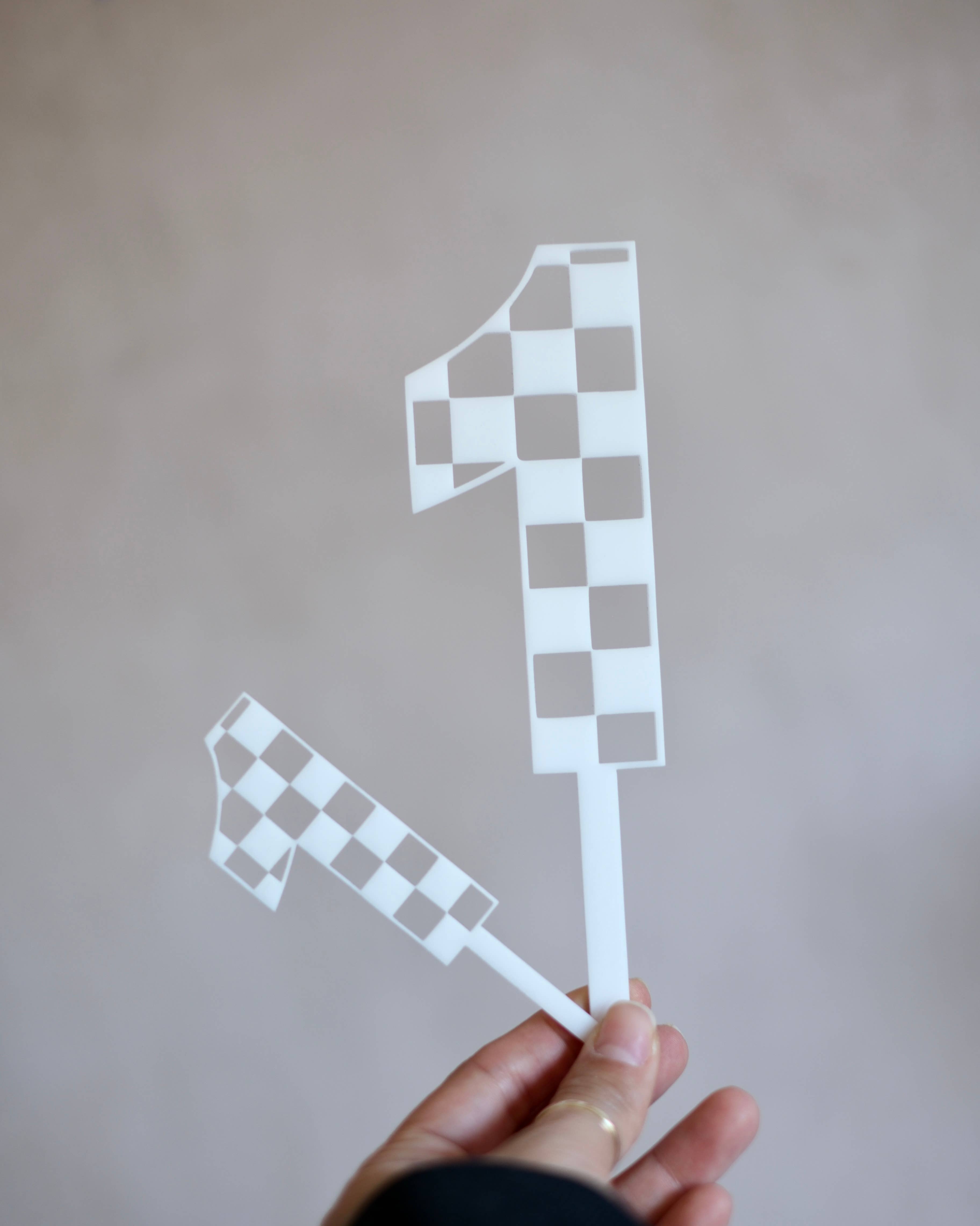 1of1 – Großhandel Kuchen-/Cupcake-Topper – Karierter „1" Kuchen-/Cupcake-Topper2