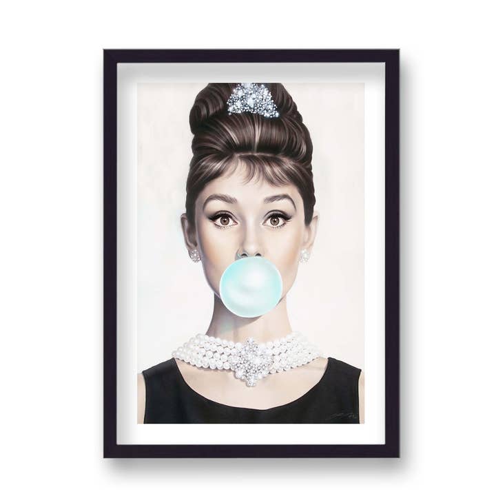 Impression pop art Bubble Gum avec Audrey Hepburn Breakfast at Tiffany'S pour la vente par Gallery Print and Art