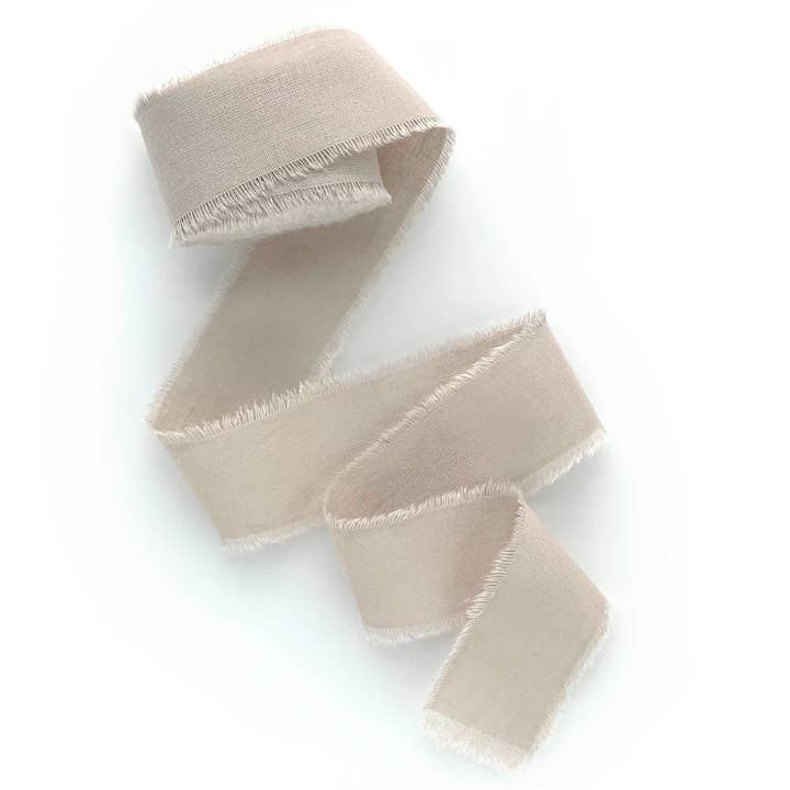 Cinta de 5 yardas en color beige guijarro con bordes deshilachados y rasgada a mano. para venta al por mayor de LinenLark