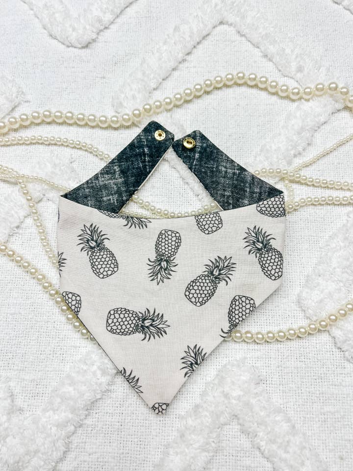 Bandana réversible pour chien Ananas Noir, foulards pour animaux à pression pour la vente par StellaLoo