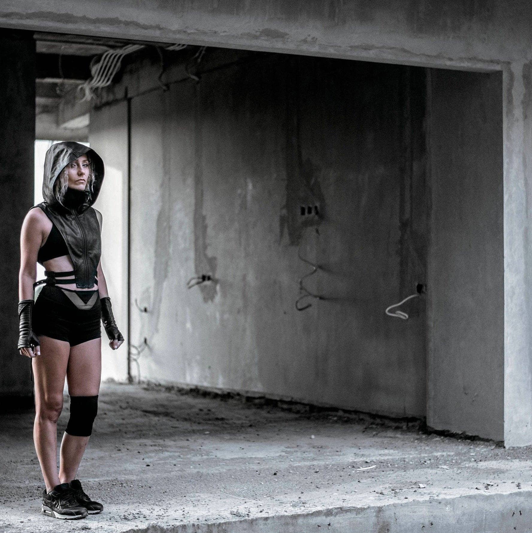 JUNGLE TRIBE - Vendita all'ingrosso Gilè imbottito - Donna - Gilet con cappuccio corto in pelle nera NINJA KOMBAT Techwear0