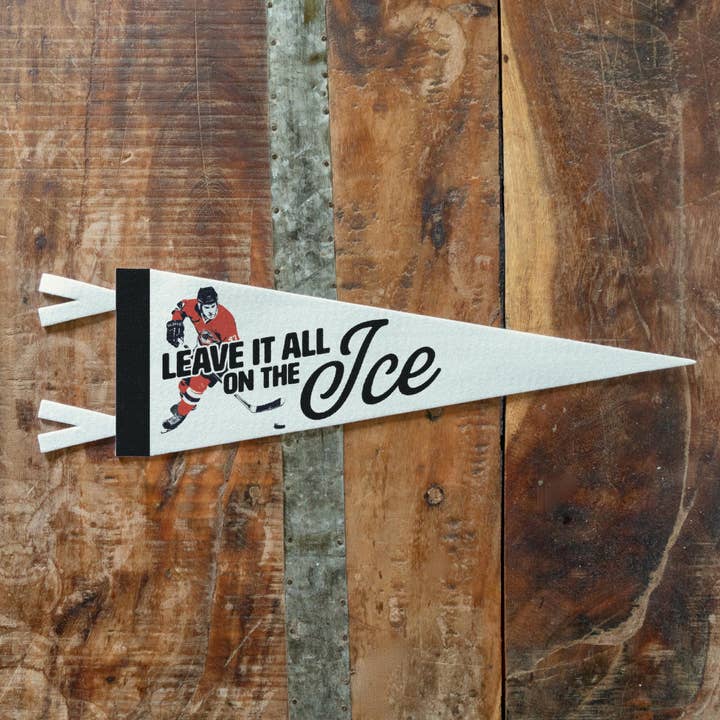 Hockey Efterlad det hele på Ice Felt Pennant for engroshandel hos Benoit's Design Co.